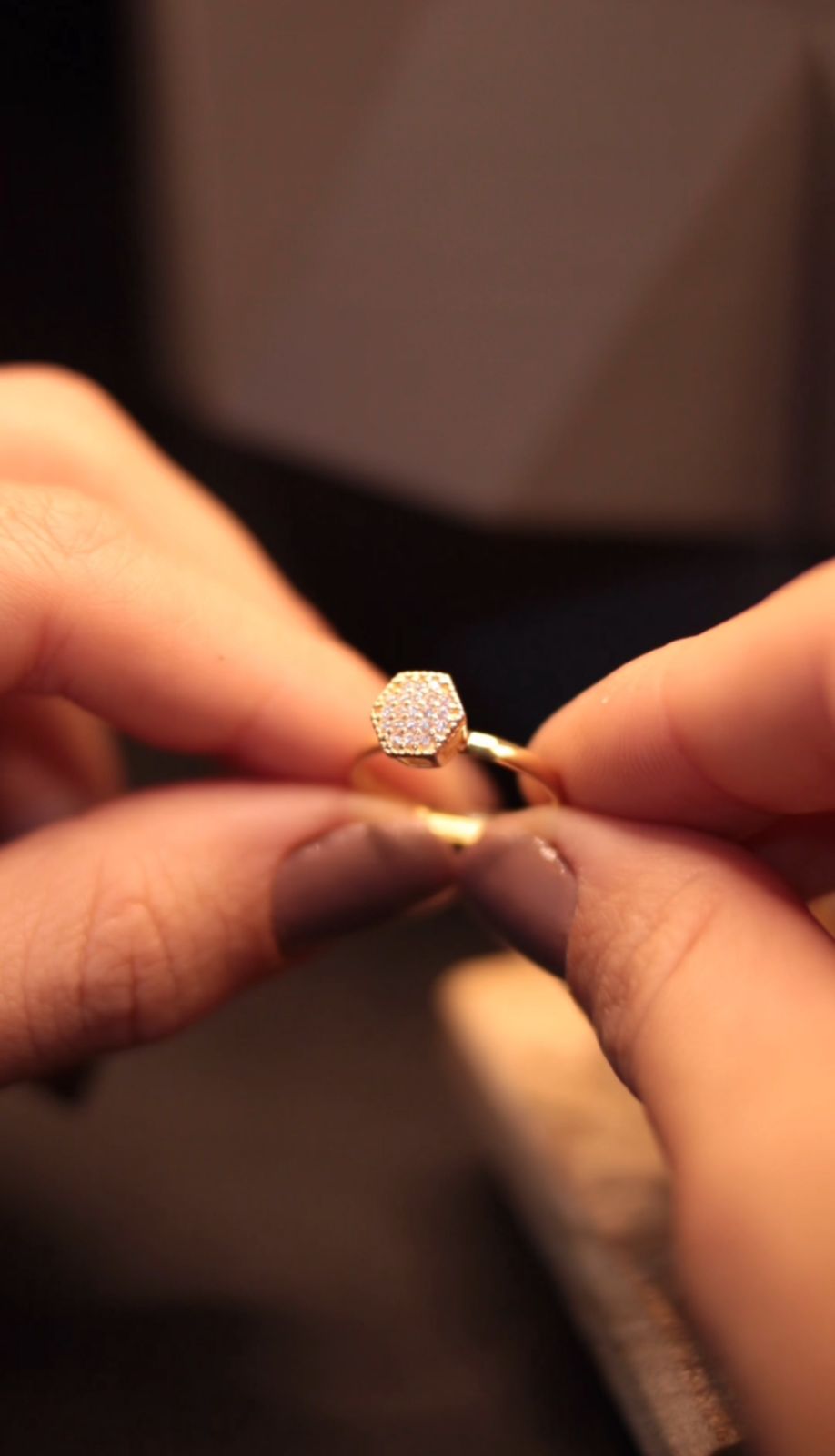 Anel solitário hexagonal ouro 18k